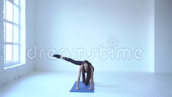隔离式白色工作室消火栓演习瘦瘦的女运动员正在瑜伽垫上热身4k视频的预览图