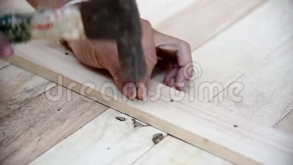 工人把钉子钉在木头上视频的预览图