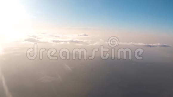 从飞机的窗户看地面太阳和云彩视频的预览图