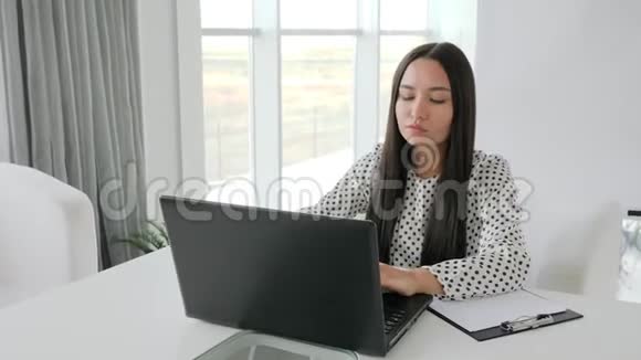 秘书揉皱文件漂亮的女经理在白色办公室的办公桌上打印笔记本电脑上的文字金融危机视频的预览图