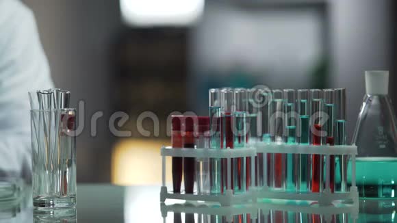 男性实验室助理研究血液样本是否存在传染病视频的预览图