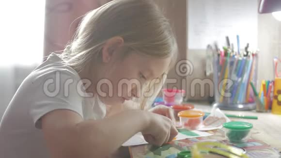女孩用粘土塑造在家里用粘土雕刻的孩子视频的预览图