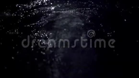 带按摩浴缸的气泡水下视野慢动作视频的预览图