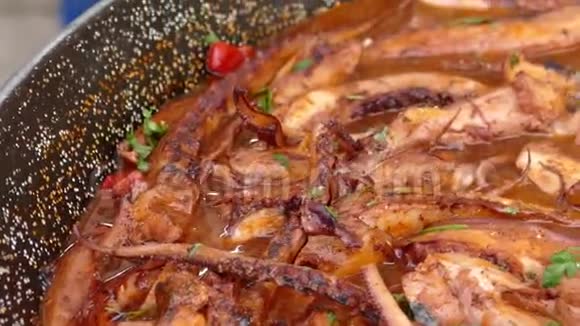 背景章鱼片放在大锅里视频的预览图