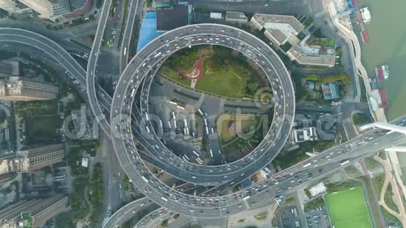 中国上海市环形路口交通圈空中垂直俯视图视频的预览图