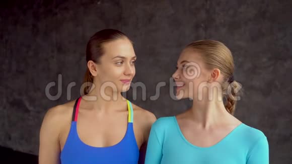 两名女运动员看着镜头画像特写运动健身情感表达和人的概念视频的预览图