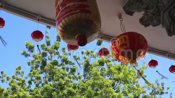 中国的新年灯笼在中国小镇祭祖拜年烧纸金视频的预览图