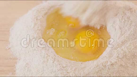 混合面粉和鸡蛋视频的预览图