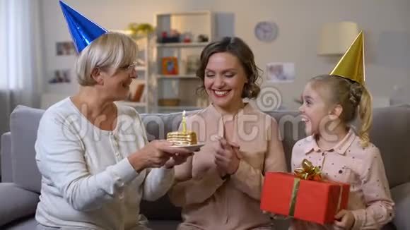 年轻女子与母亲女儿家人一起庆祝生日视频的预览图