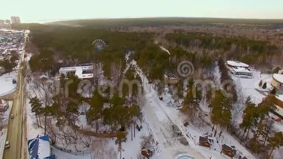 冬天直升机飞过公园区域开放围栏动物园视频的预览图