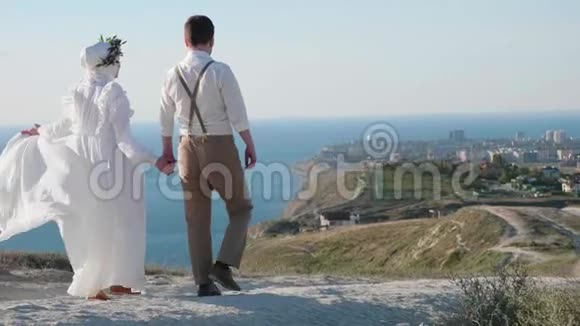 两位恋人牵着手带着美丽的城市风景走在路上视频的预览图