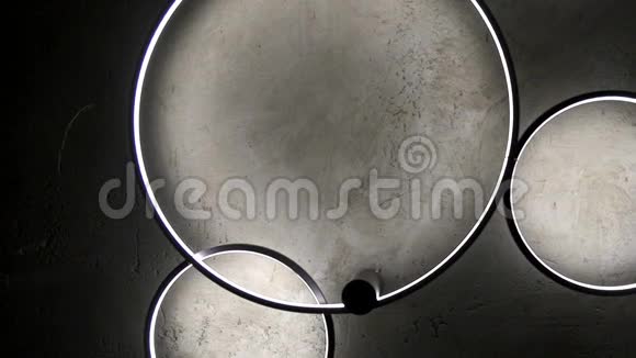 白色圆圈的背景在灰色背景上的黑暗中发光可能插入案文的概念视频的预览图