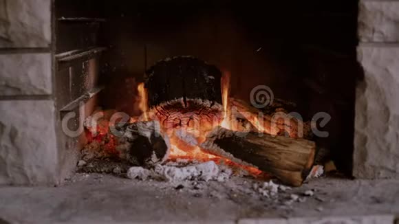 在壁炉里慢慢燃烧着火视频的预览图