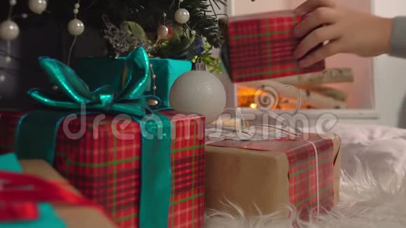 把礼物放在圣诞树下视频的预览图