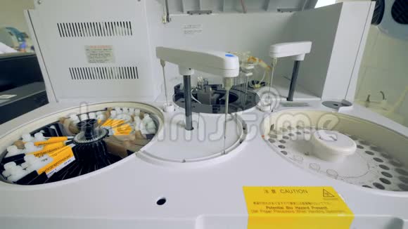 实验室的工作设备关闭一台白色离心机在一家诊所对血样进行检测视频的预览图