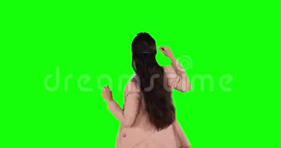在工作室跳舞的女商人的后景视频的预览图