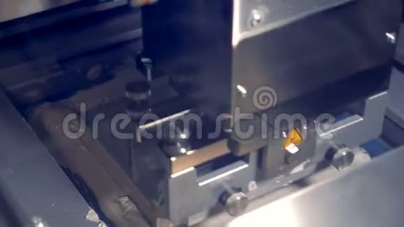 工业压榨机在计算机部件上添加热糊视频的预览图