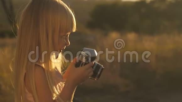 日落时带相机的小女孩视频的预览图