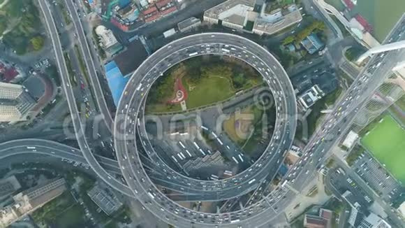 圆形高架南浦路交叉口中国上海空中垂直自上而下视图视频的预览图