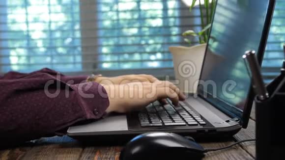 人在笔记本电脑上工作使用鼠标和笔记本键盘视频的预览图