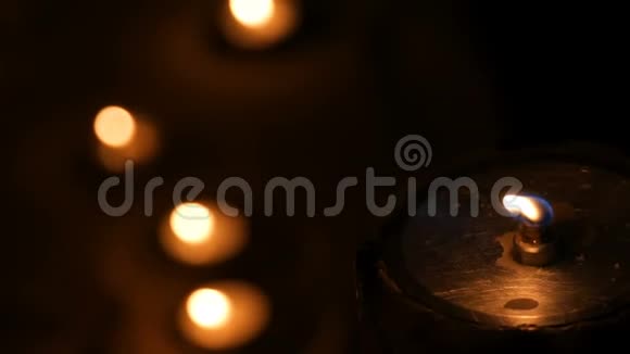 在黑暗中和背景上一支大型铁制防火蜡烛发出的火焰燃烧得很小视频的预览图