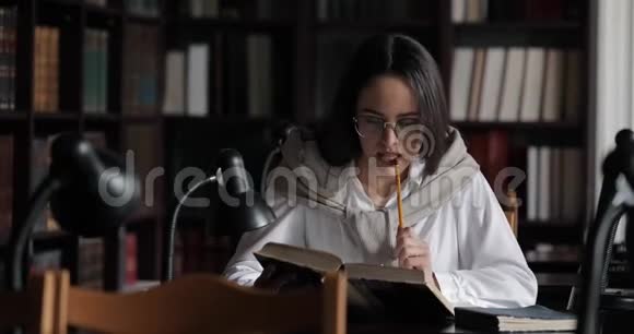在图书馆学习的女孩视频的预览图