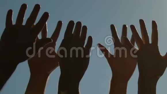 不同的人举手向天空投票或问候统一的概念视频的预览图