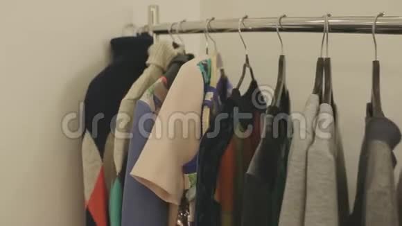 时装设计师的衣服挂在店里的衣架上视频的预览图