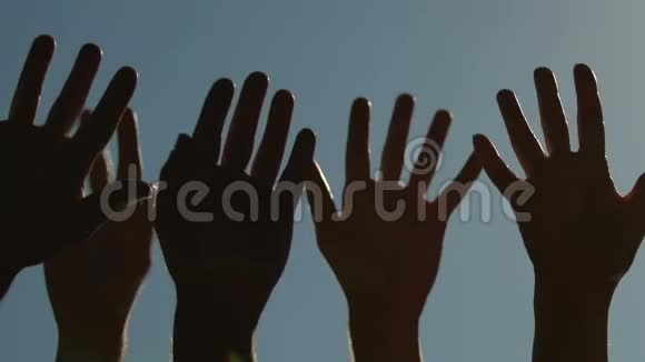 年轻快乐的人们举起和挥动双手在开放的节日里放松视频的预览图