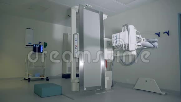 现代荧光仪一张医疗床在房间里旋转关闭视频的预览图