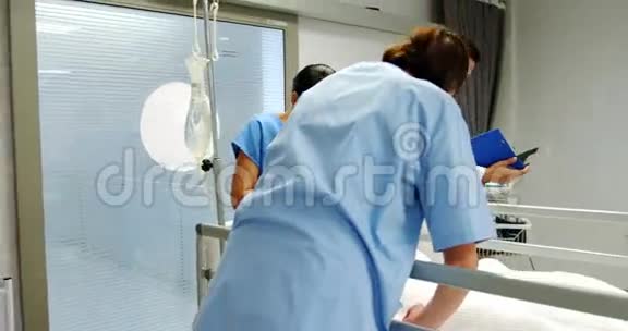 医生在急诊室给病人戴上氧气面罩并调整静脉滴注视频的预览图