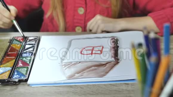 孩子用画笔画房子视频的预览图