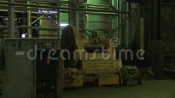 仓库里的机器视频的预览图