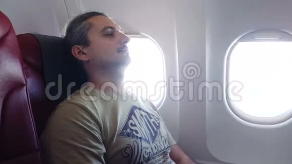 人睡在飞机上视频的预览图