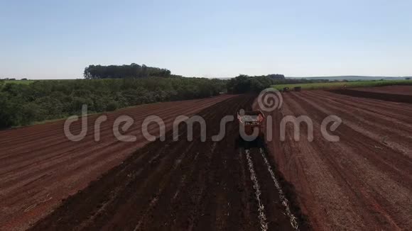 甘蔗空中视频巴西圣保罗机械化种植甘蔗田跟踪拖拉机的空中小车视频的预览图