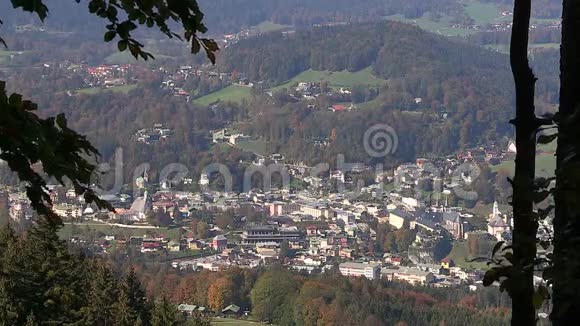 在德国巴伐利亚州奥贝萨尔茨堡希特勒附近观看秋天的贝希特斯加登视频的预览图