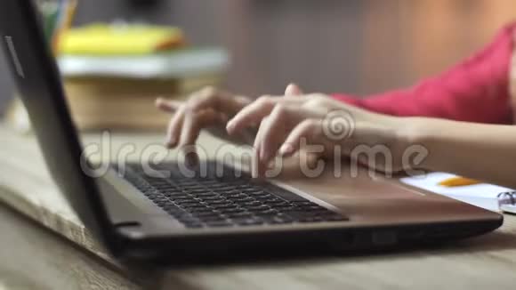 小女孩在室内电脑键盘视频的预览图