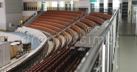 空体育场有很多红色座位音乐会准备视频的预览图