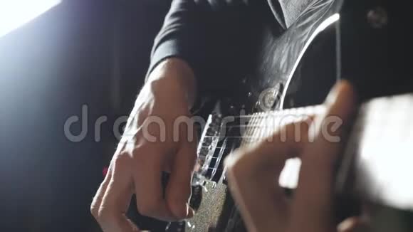 独唱摇滚音乐的人之手关闭音乐家用电吉他演奏的手臂男性手指视频的预览图