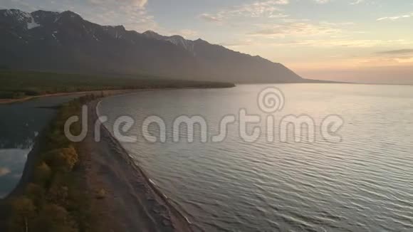 上午在山湖上空提供空中飞行录像视频的预览图