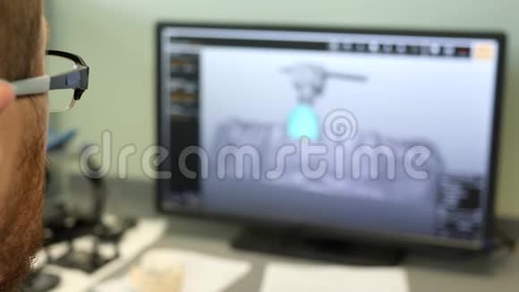 牙科技师在实验室制作电脑下巴模型特写侧视视频的预览图