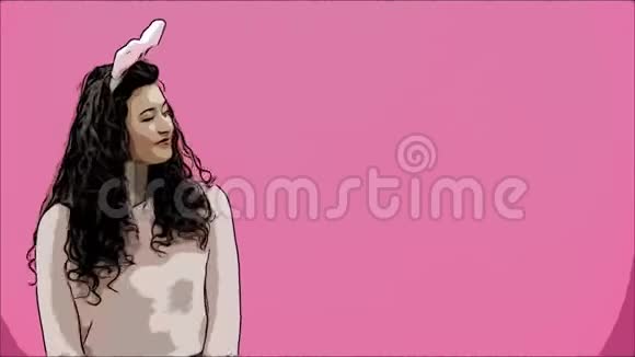 粉红色背景的年轻性感夫妇头上戴着兔子耳朵在这段时间里他把一只野兔当作软玩具送给自己视频的预览图