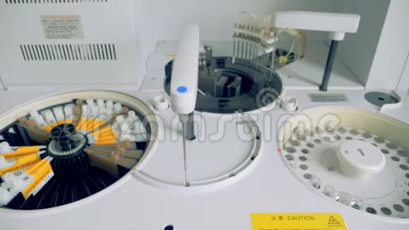 实验室里的现代离心机关闭自动离心机检查样品在一个特殊的滚筒视频的预览图