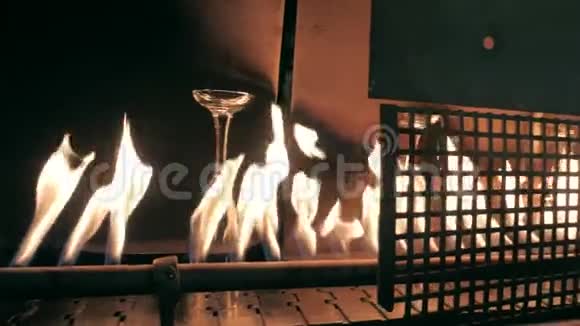 酒杯生产线火焰慢动作视频的预览图