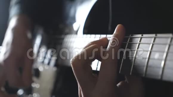演奏电吉他的男音乐家的手臂合上吉他手串弦的手指他的手视频的预览图