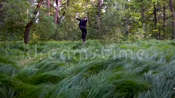 在森林中跳跃降落在草地上视频的预览图