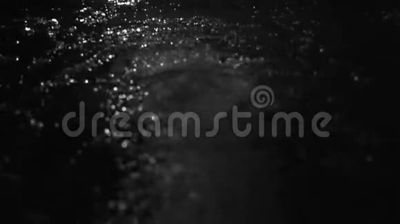 黑色背景下水中的空气视频的预览图