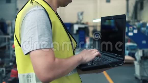 工业工程师戴着安全帽在工厂工作视频的预览图