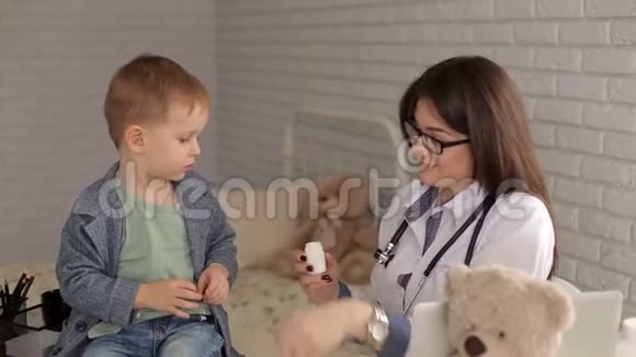 医生给医院里的小孩吃药视频的预览图