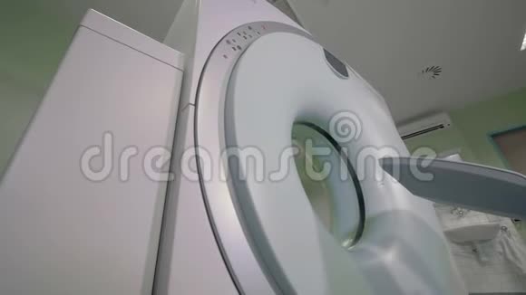 现代断层扫描机在一个空房间工作CT扫描仪放射科设备视频的预览图